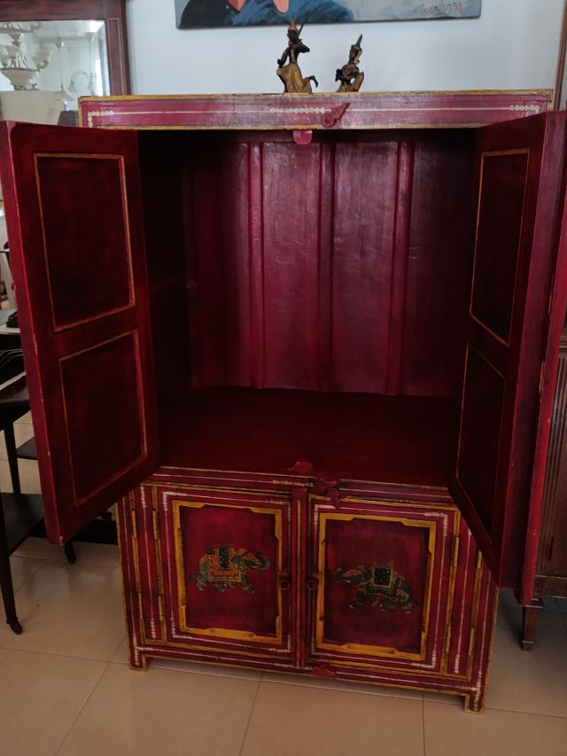 Armario rojo y dorado artesanal..