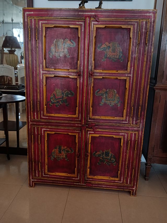 Armario rojo y dorado artesanal..