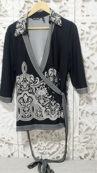 Blusa cruzada Punto Roma negra y blanca
