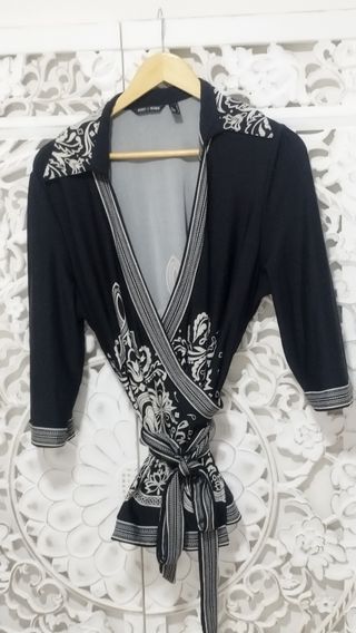 Blusa cruzada Punto Roma negra y blanca