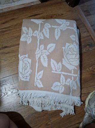 Colcha beige y blanca flores