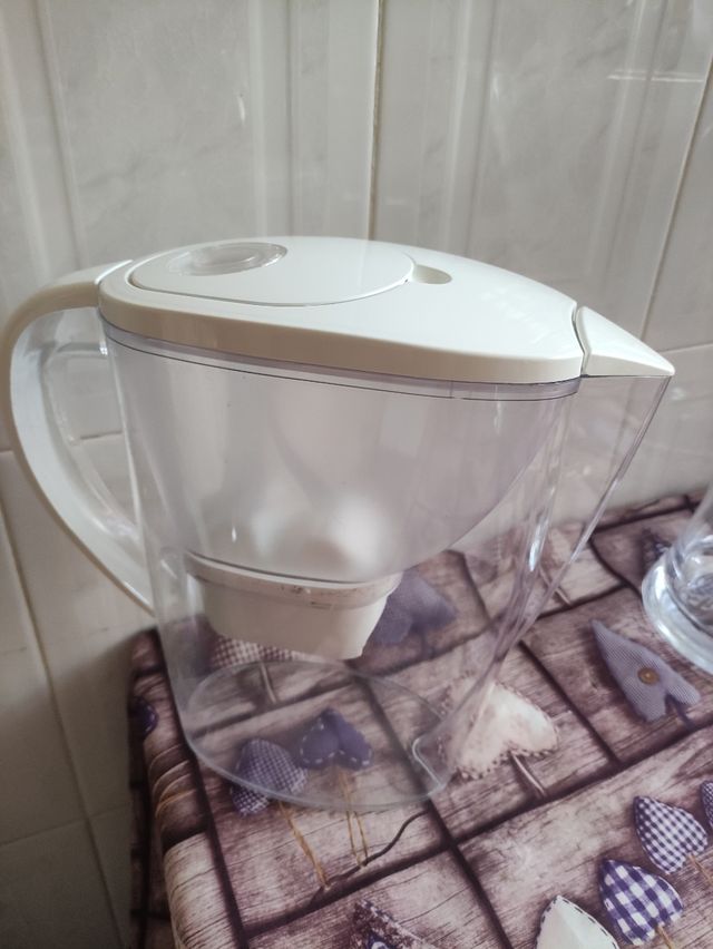 Jarra que filtra el agua . Marca brita .