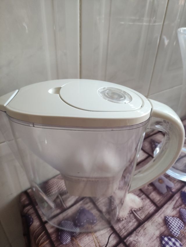 Jarra que filtra el agua . Marca brita .