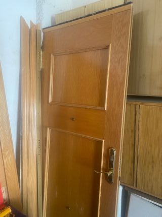 Puerta entrada piso madera