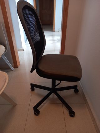 Silla escritorio gris y negra