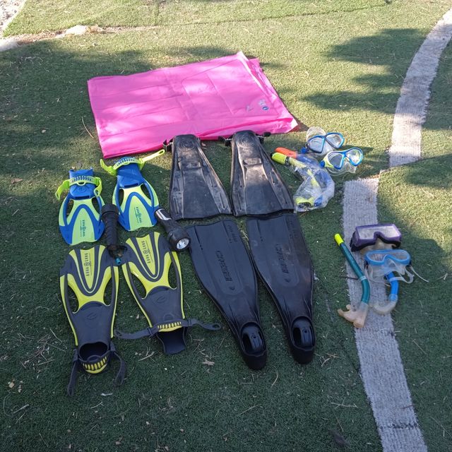 Equipo buceo: gafas, aletas, cinturón