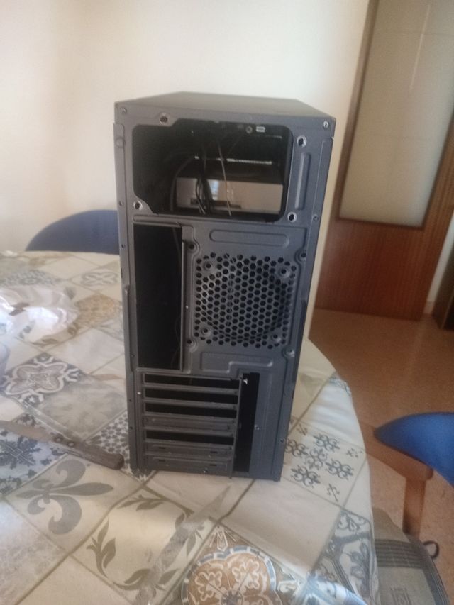 Caja PC negra - Torre ordenador