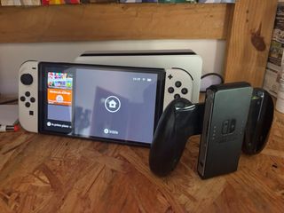 Nintendo Switch OLED bianca + accessori