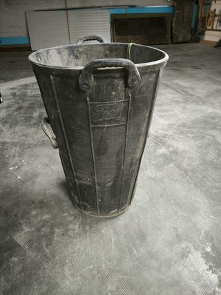 Cubo de goma grande usado