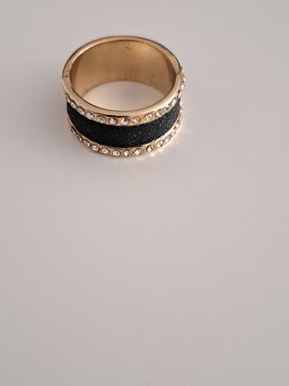 Anillo dorado con pedrería negra