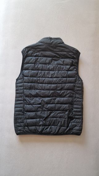 Chaleco negro sin mangas. Pull&Bear.