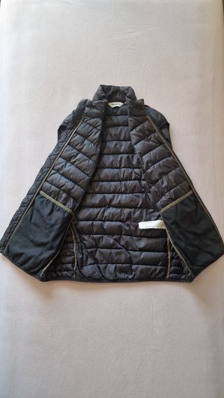 Chaleco negro sin mangas. Pull&Bear.