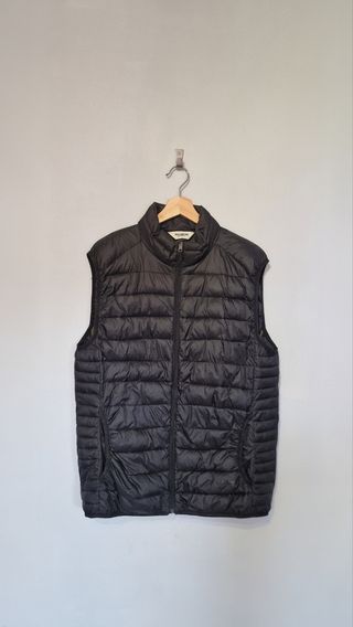 Chaleco negro sin mangas. Pull&Bear.