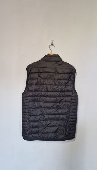 Chaleco negro sin mangas. Pull&Bear.