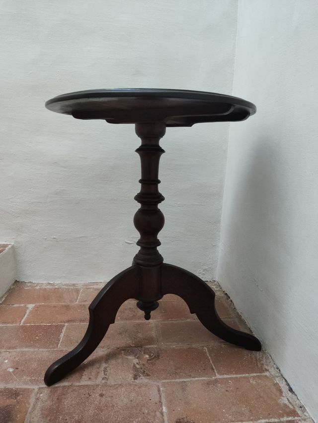 Mesa auxiliar de caoba