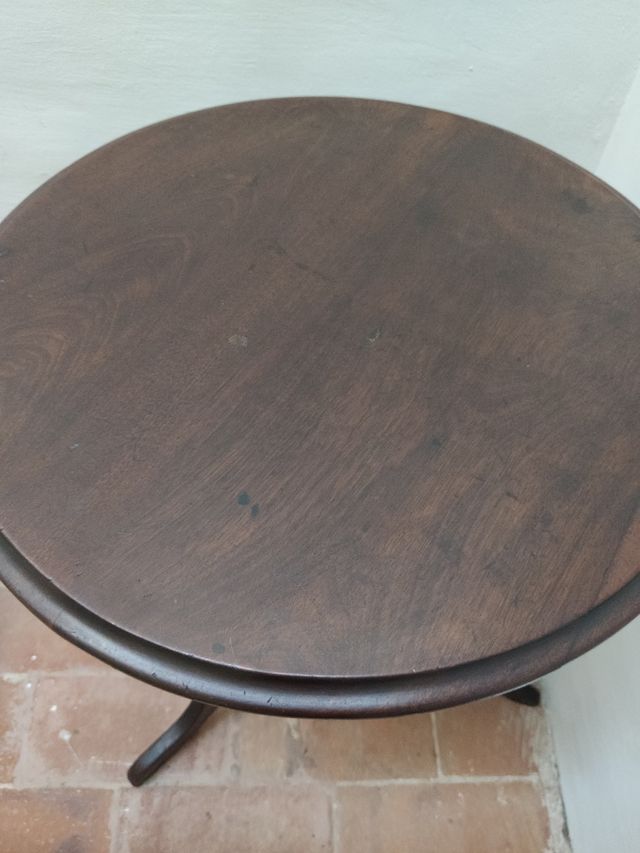 Mesa auxiliar de caoba