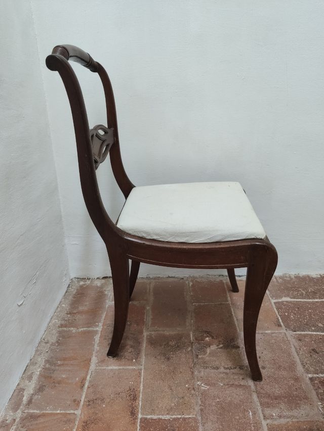 Silla antigua de madera