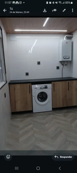 Caseta prefabricada blanca con placas solares