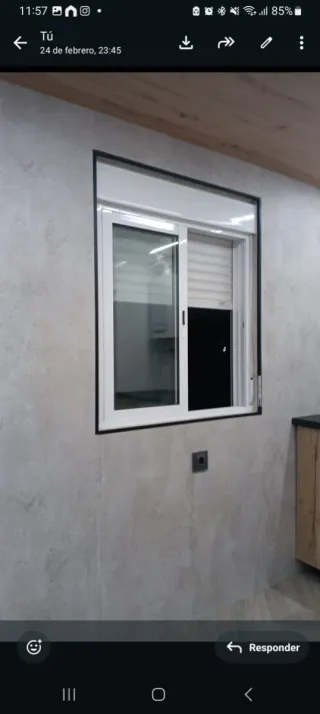 Caseta prefabricada blanca con placas solares