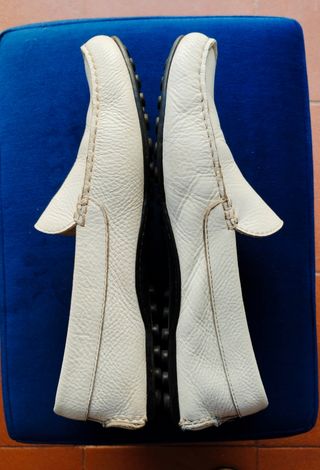 Mocassini da barca in pelle martellata.