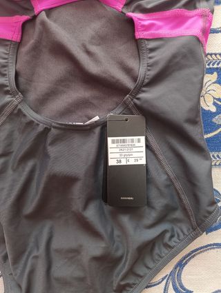 Bañador deportivo mujer con etiqueta 