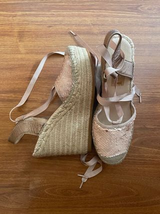 Cuñas beige y rosa con lazos