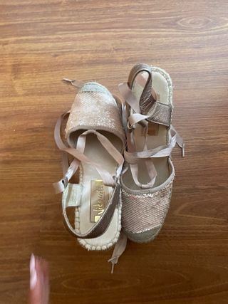 Cuñas beige y rosa con lazos