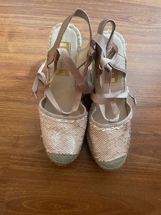 Cuñas beige y rosa con lazos