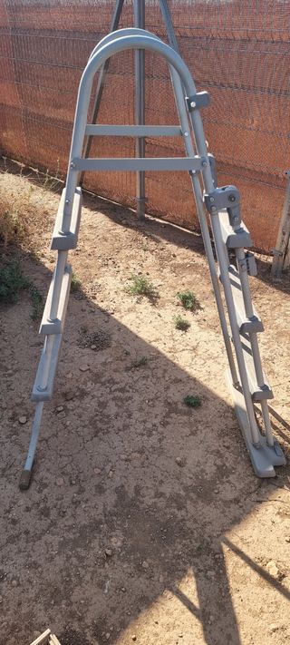 Escalera piscina gris metal/plástico