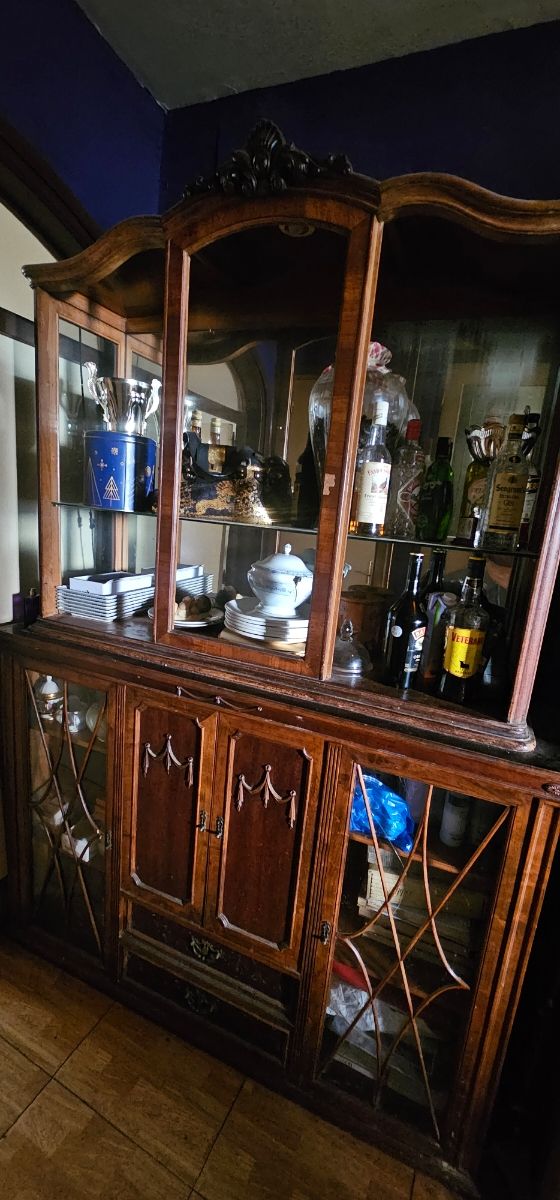 Vitrina antigua de madera