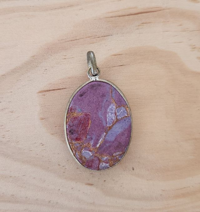 Colgante de sugilita ovalada