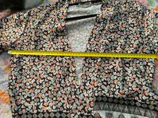 Kimono corto estampado con cinturón.