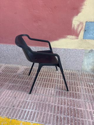 Silla negra de plástico
