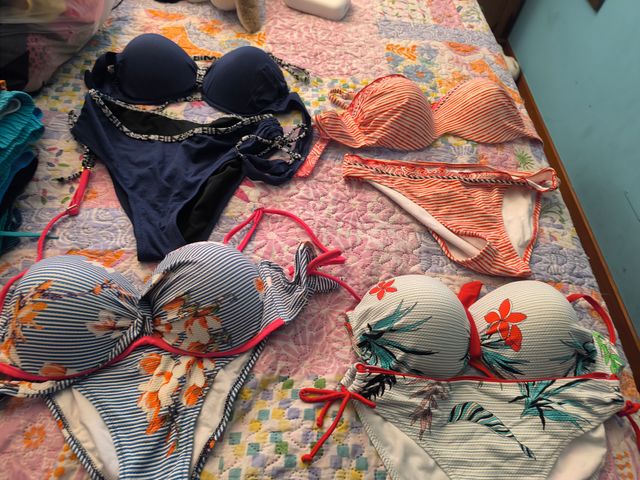 4 Bikinis 