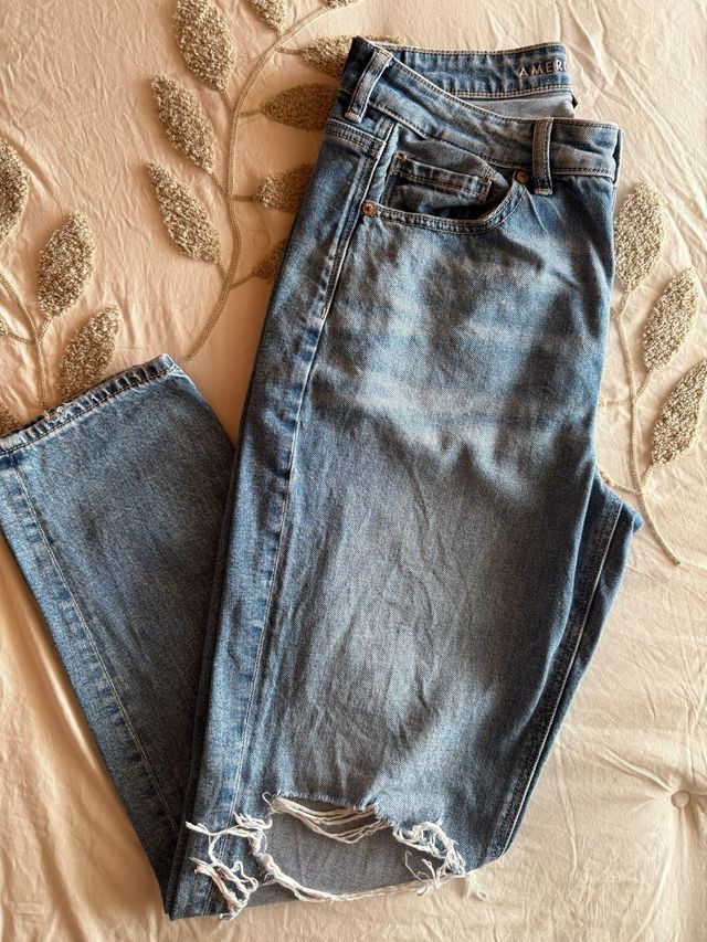Pantalones vaqueros rotos American Eagle