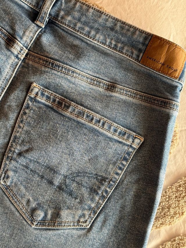 Pantalones vaqueros rotos American Eagle