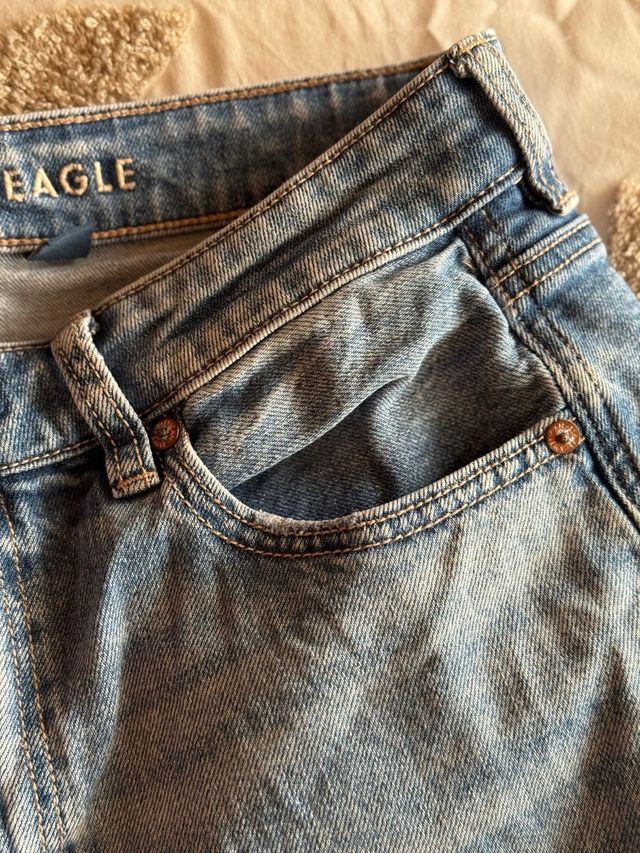 Pantalones vaqueros rotos American Eagle