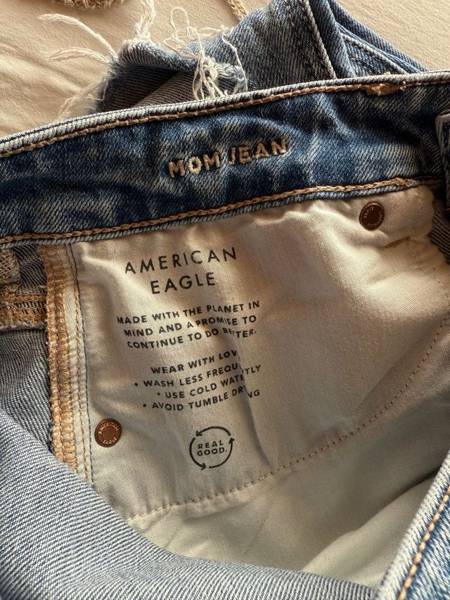 Pantalones vaqueros rotos American Eagle