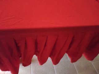 Coperta rossa vintage con volant
