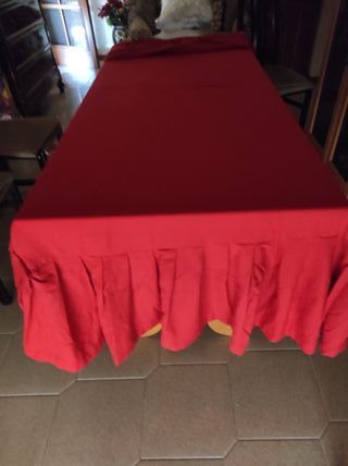 Coperta rossa vintage con volant
