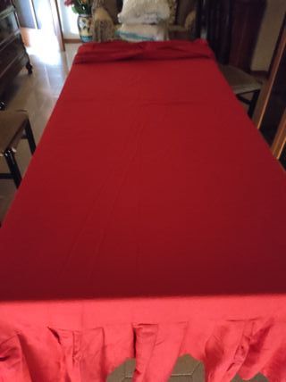 Coperta rossa vintage con volant