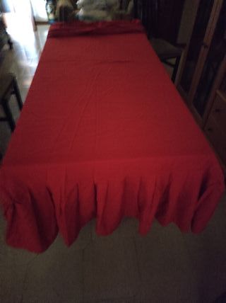 Coperta rossa vintage con volant