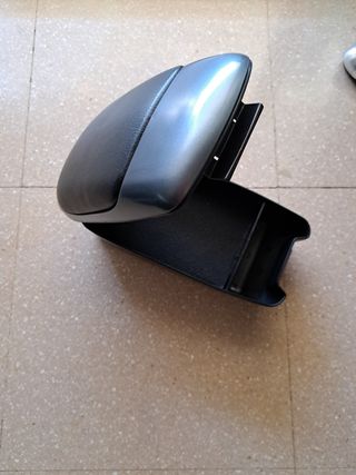 Reposabrazos SEAT León 
Con pomo de regalo de piel