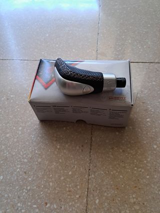 Reposabrazos SEAT León 
Con pomo de regalo de piel