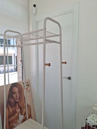 Perchero metálico blanco con cajones