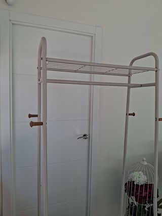 Perchero metálico blanco con cajones