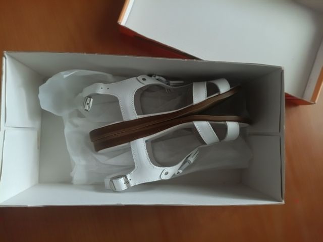 Sandalias blancas niña