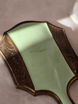 Espejo y cepillo antiguos dorados y verdes