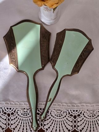 Espejo y cepillo antiguos dorados y verdes