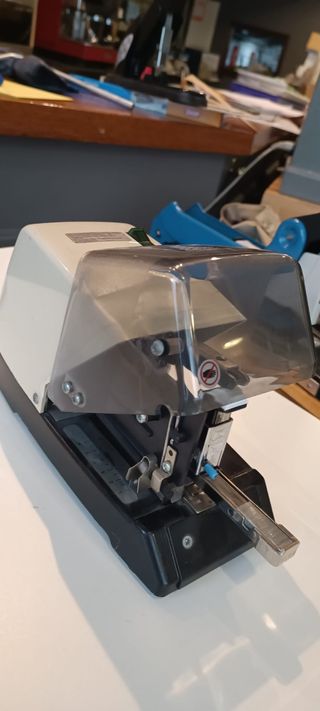 Grapadora Rapid 100 eléctrica
